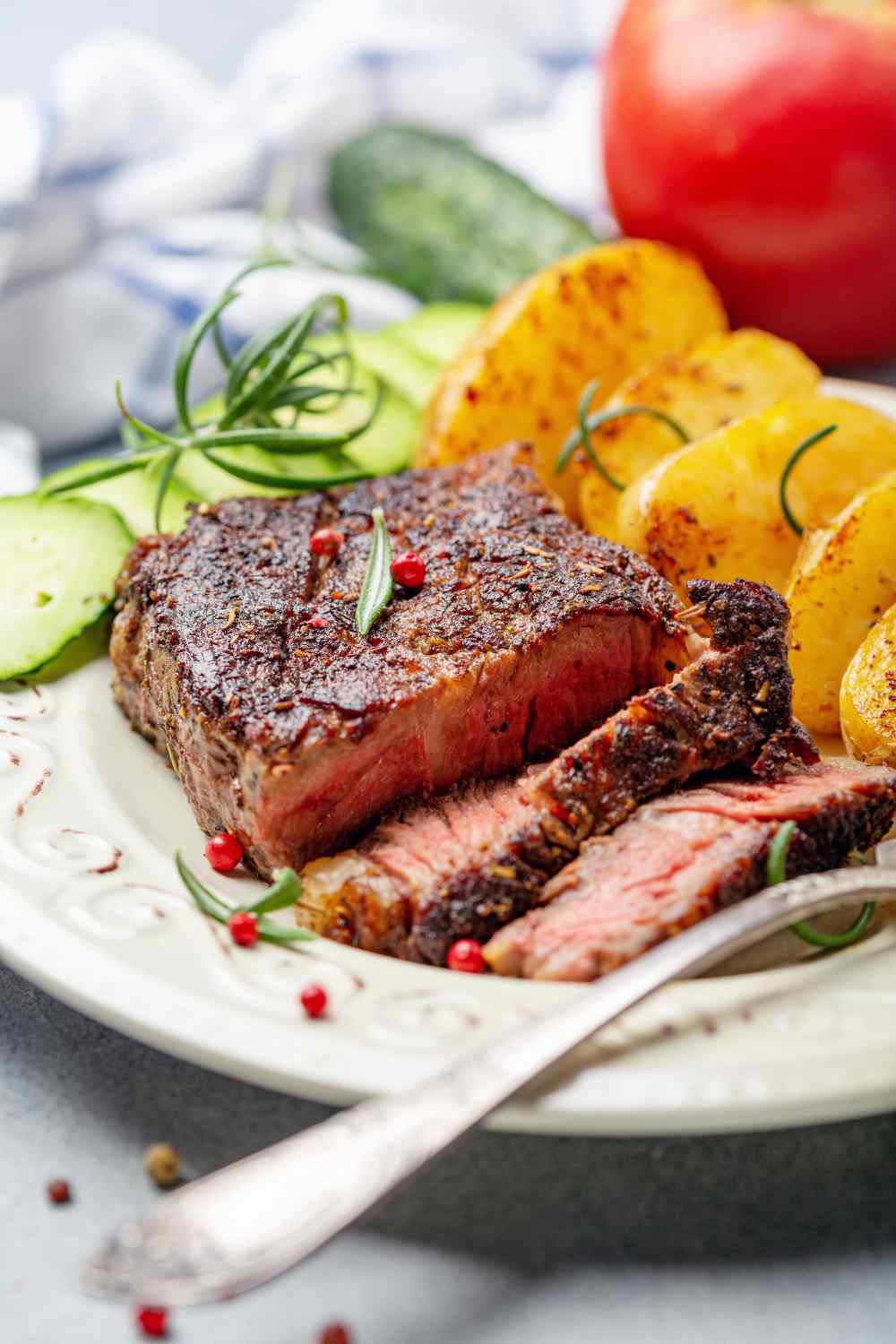 Entrecôte gegrillt mit Steakbutter und Smashed Potatoes