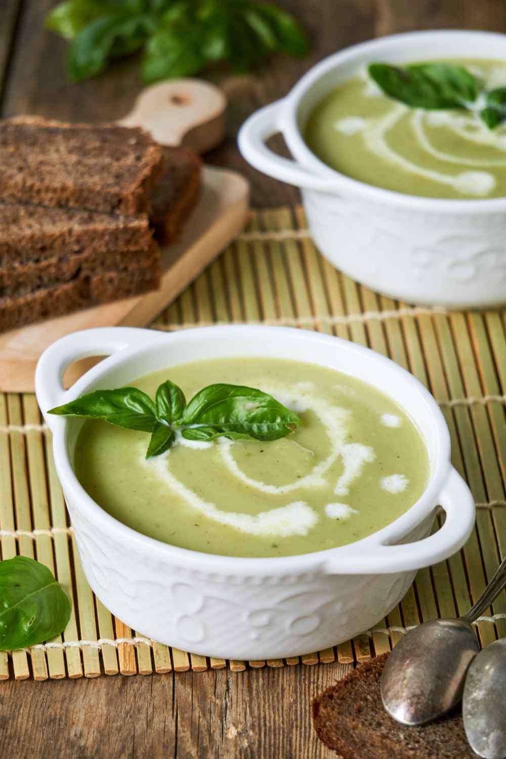 Cremige Zucchini-Suppe mit Kräutern der Provence